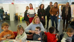 consejera-isabel-blanco-visita-colegio-cisterniga-valladolid-ver-desarrollo-programa-conciliamos-navidad_98