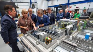 consejera-leticia-garcia-visita-instalaciones-nicolas-correa-electronica-burgos-junto-roberto-saiz-borja-suarez-director-empresa-jose-carlos-martinez_69