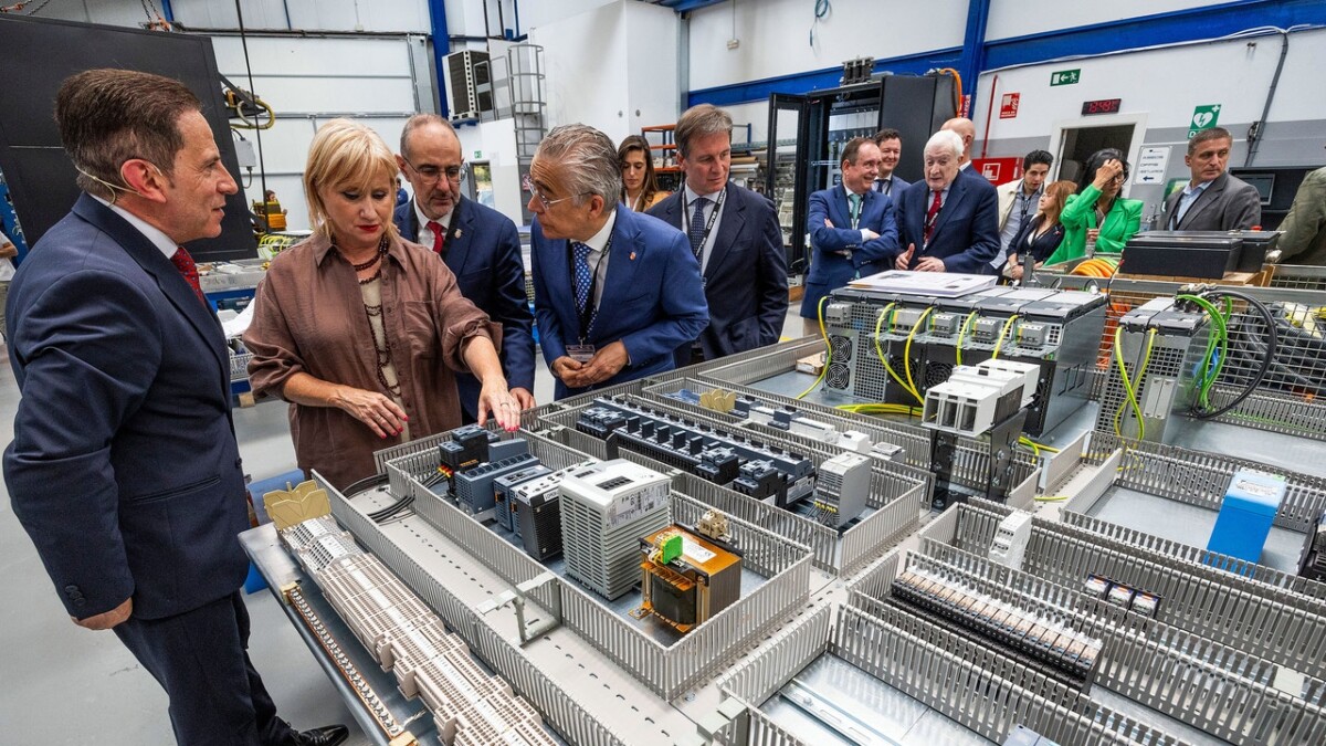 consejera-leticia-garcia-visita-instalaciones-nicolas-correa-electronica-burgos-junto-roberto-saiz-borja-suarez-director-empresa-jose-carlos-martinez_69