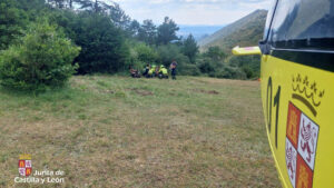 el-grupo-de-rescate-de-proteccion-civil-auxilia-a-