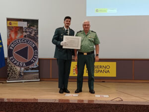 el-guardia-civil-alvaro-gonzalez-recibe-la-medalla