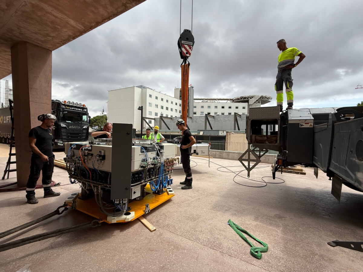 foto-ciclotro-exterior-treballador-grua