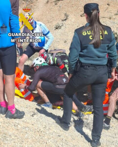 la-guardia-civil-auxilia-a-un-ciclista-herido-tras