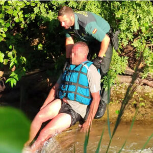 la-guardia-civil-rescata-a-un-hombre-atrapado-en-e