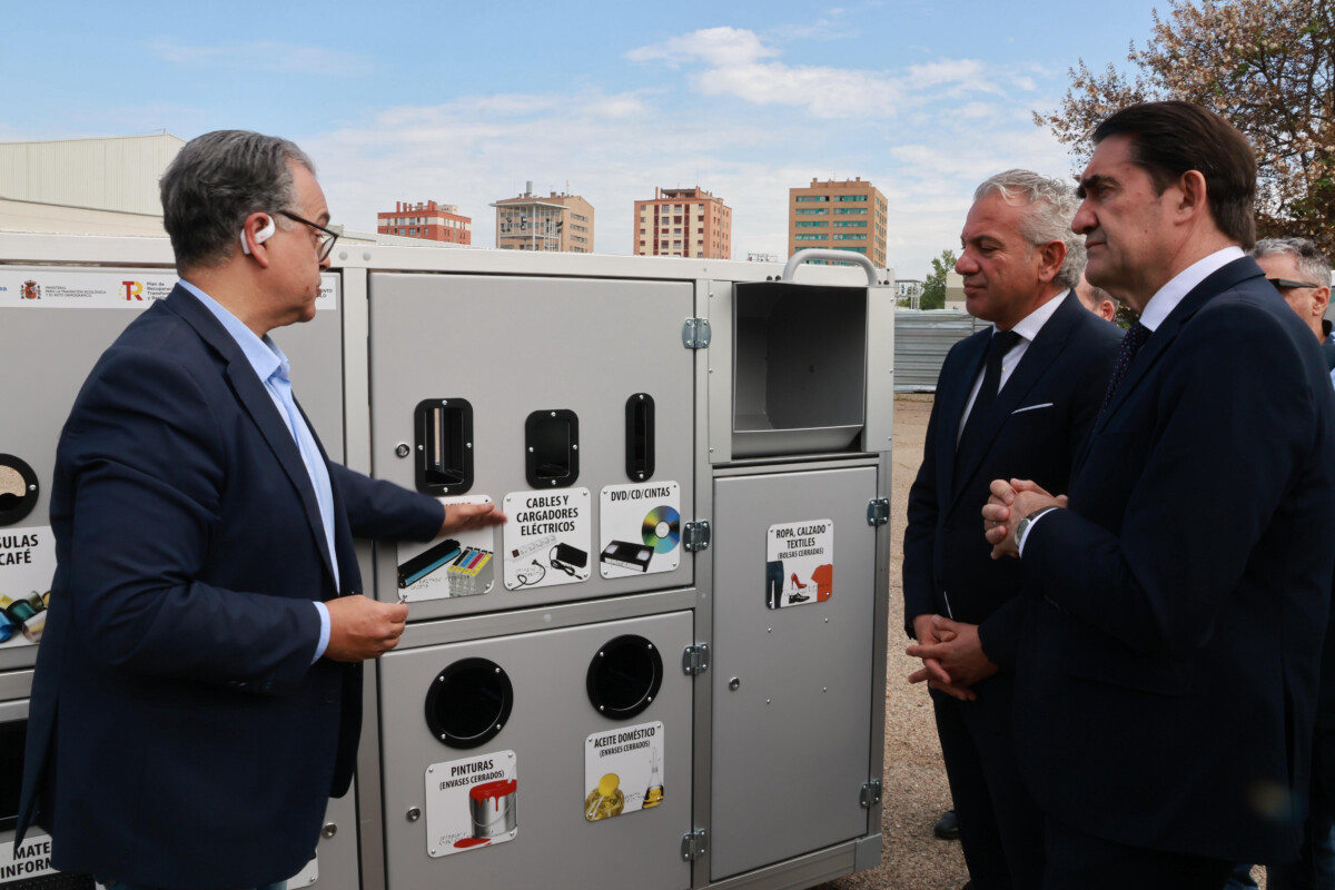 la-junta-entrega-7-puntos-limpios-moviles-y-4-vehi