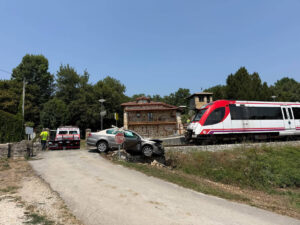 un-tren-arrolla-a-un-turismo-en-el-paso-a-nivel-de